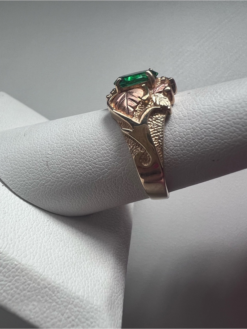 Vintage Coleman C.Co 10K Black Hills Gold Green Gemstone Ring Size 8 - Picture 3 of 6